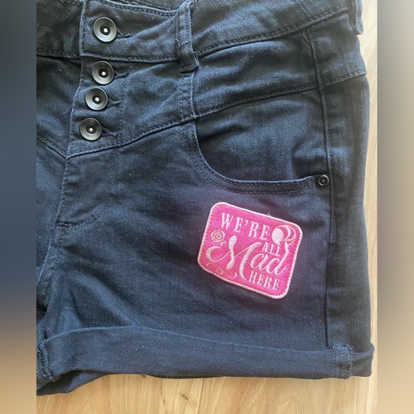 Disney Alice In Wonderland Cheshire Cat Patch Pocket Denim Shorts Size 9 - Picture 4 of 15